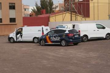 Aparece el cuerpo sin vida de un hombre en una furgoneta en un solar de Clavellinas (Foto TA)